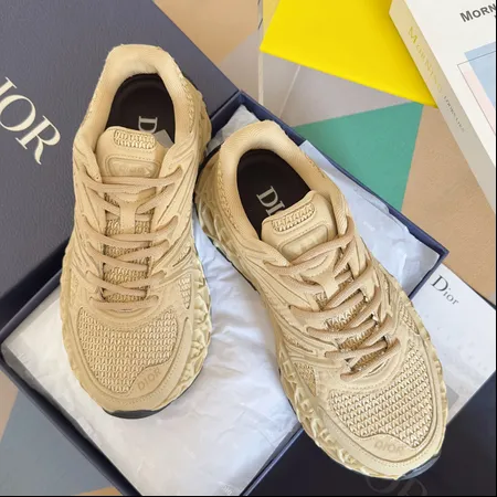 カウズ スニーカー