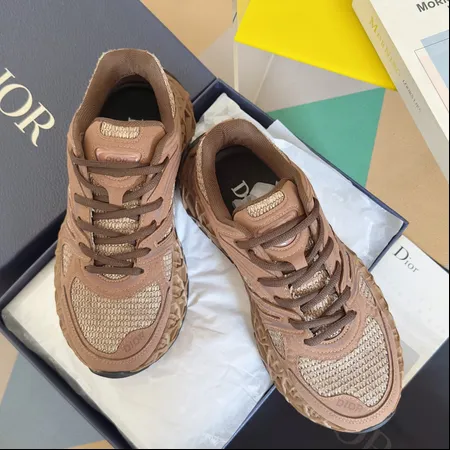 カウズ スニーカー