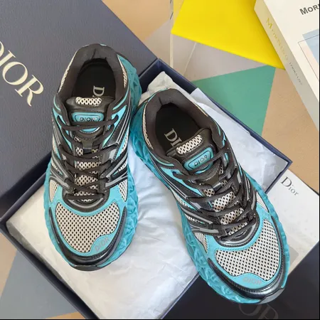 カウズ スニーカー