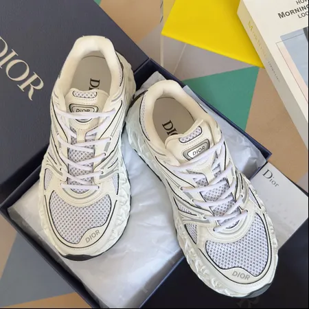 カウズ スニーカー