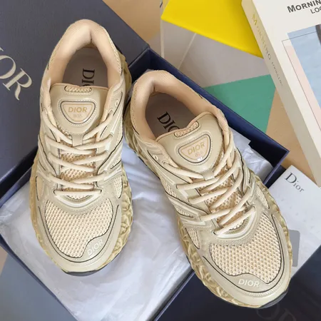 カウズ スニーカー