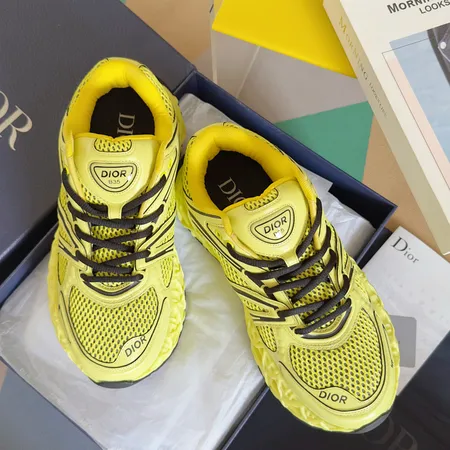 カウズ スニーカー