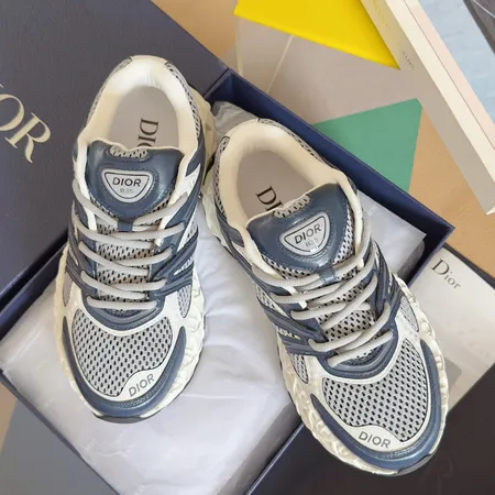 カウズ スニーカー