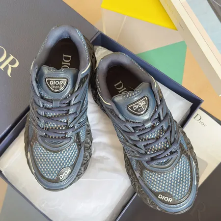 カウズ スニーカー