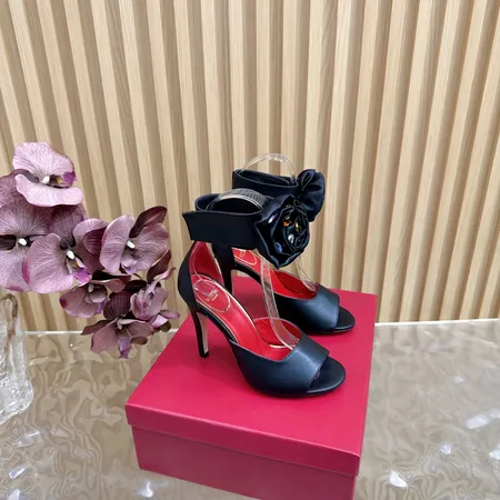 ヴァレンティノ サンダル