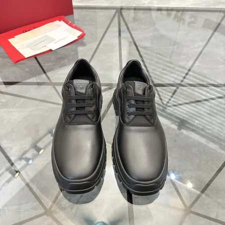 フェラガモ カジュアルシューズ