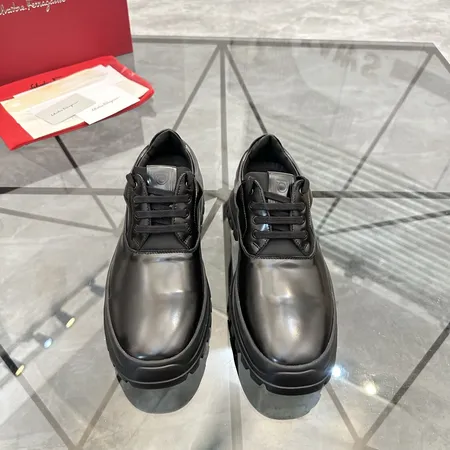 フェラガモ カジュアルシューズ