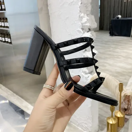 ヴァレンティノ サンダル