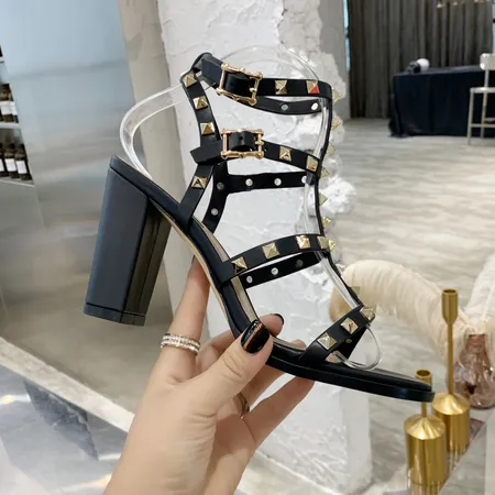 ヴァレンティノ サンダル