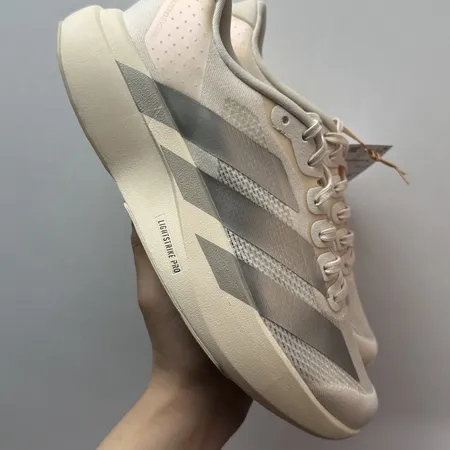 アディダス スニーカー