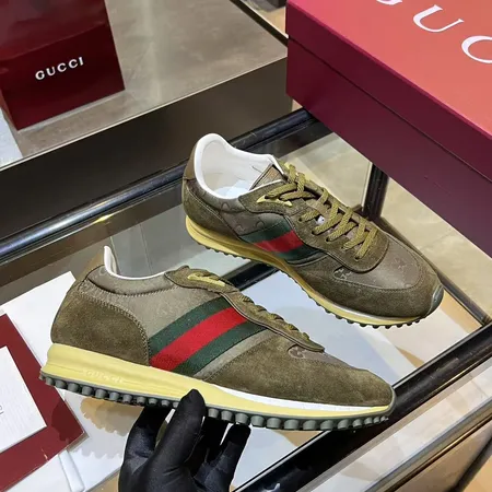 グッチ カジュアルシューズ