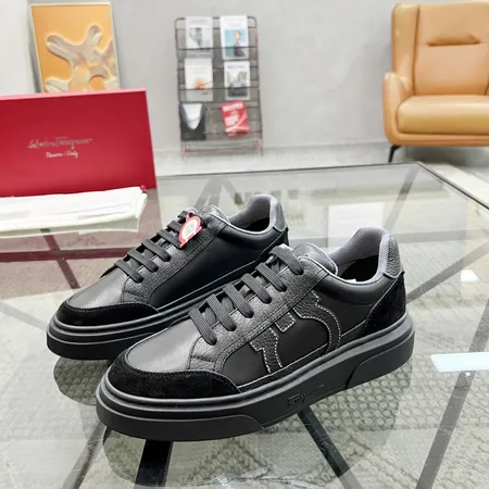 フェラガモ カジュアルシューズ