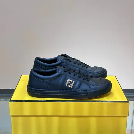 フェンディ カジュアルシューズ