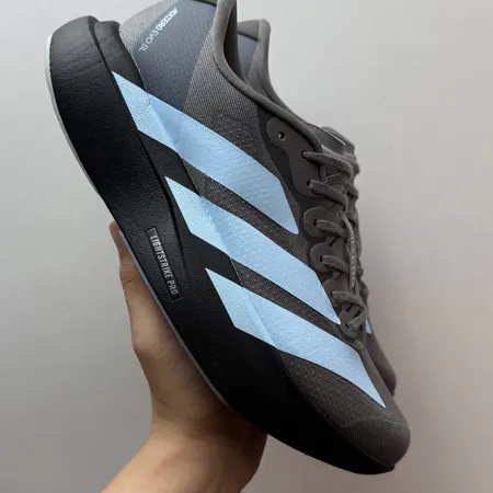 アディダス スニーカー