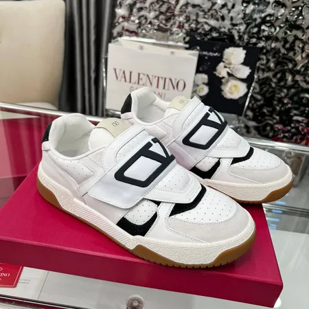 ヴァレンティノ スニーカー