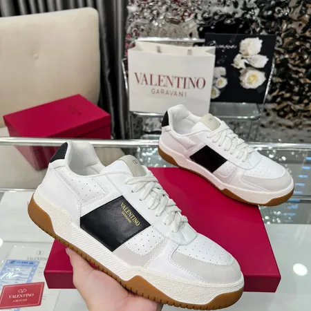 ヴァレンティノ スニーカー