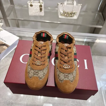グッチ カジュアルシューズ