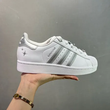 アディダス カジュアルシューズ