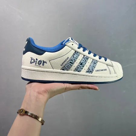 アディダス カジュアルシューズ