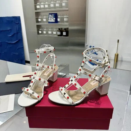 ヴァレンティノ サンダル