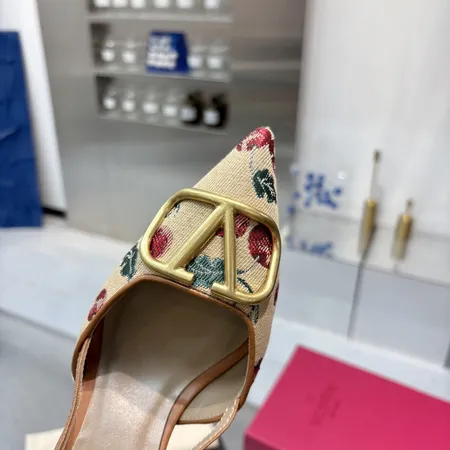 ヴァレンティノ サンダル