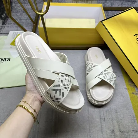 フェンディ スリッパ