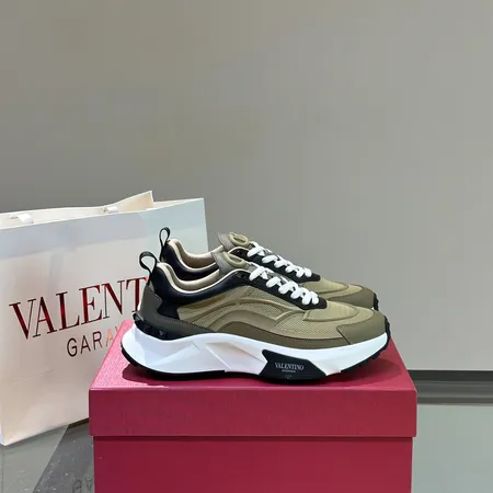 ヴァレンティノ スニーカー