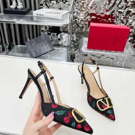 ヴァレンティノ サンダル