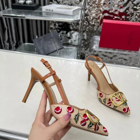 ヴァレンティノ サンダル