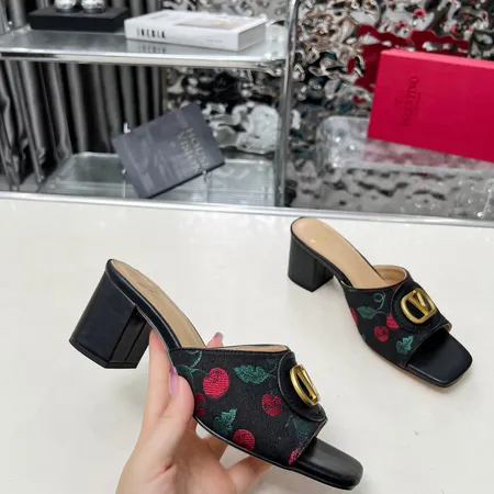 ヴァレンティノ サンダル