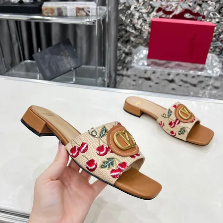 ヴァレンティノ サンダル