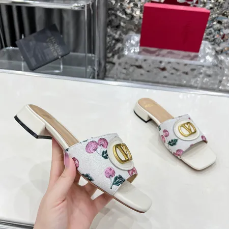 ヴァレンティノ サンダル