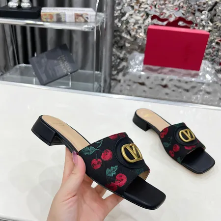 ヴァレンティノ サンダル