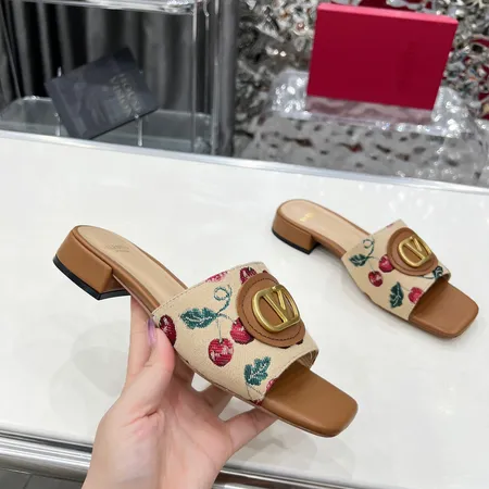 ヴァレンティノ サンダル