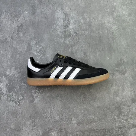 アディダス カジュアルシューズ