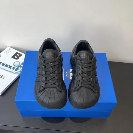 アディダス カジュアルシューズ