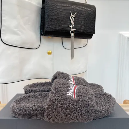 バレンシアガ スリッパ