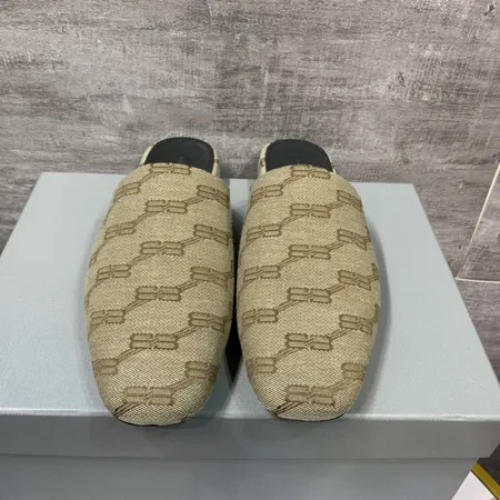 バレンシアガ スリッパ