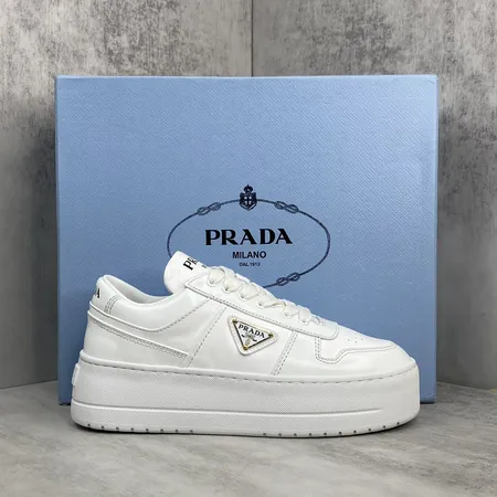 プラダ カジュアルシューズ