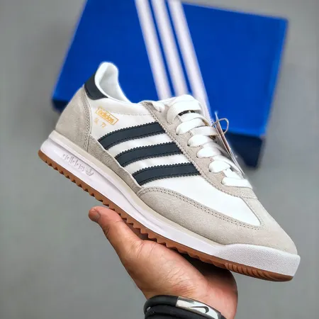 アディダス カジュアルシューズ