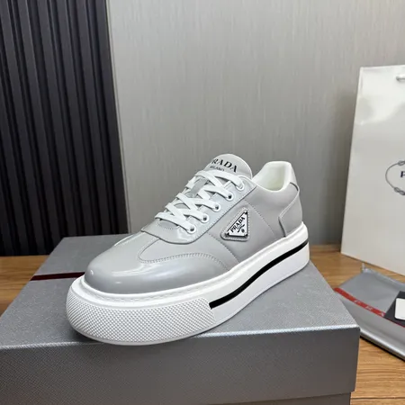 プラダ スニーカー