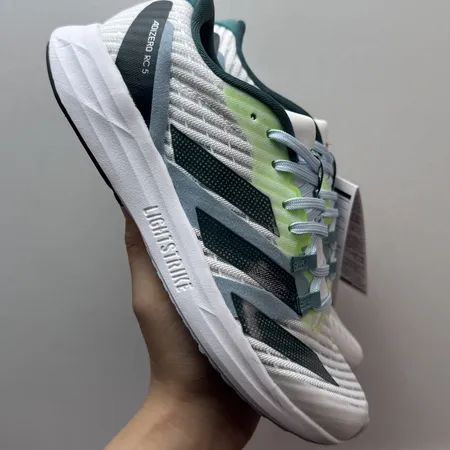 アディダス スニーカー