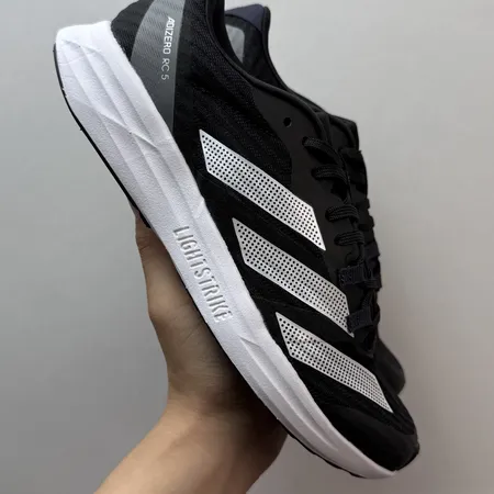 アディダス スニーカー