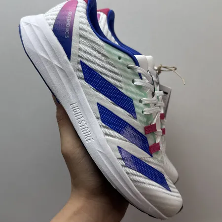 アディダス スニーカー