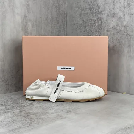 ミュウミュウ カジュアルシューズ