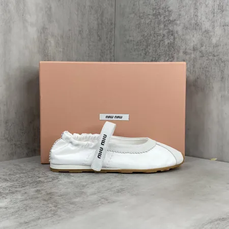 ミュウミュウ カジュアルシューズ