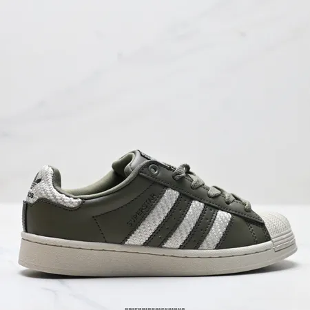 アディダス カジュアルシューズ