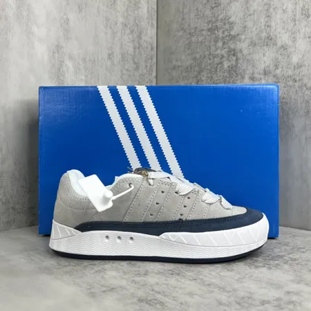 アディダス カジュアルシューズ