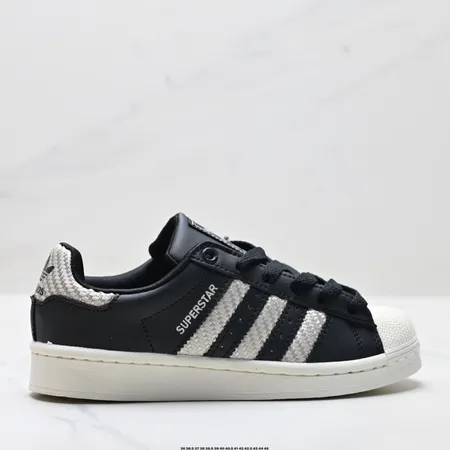 アディダス カジュアルシューズ