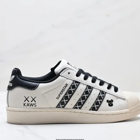 アディダス カジュアルシューズ